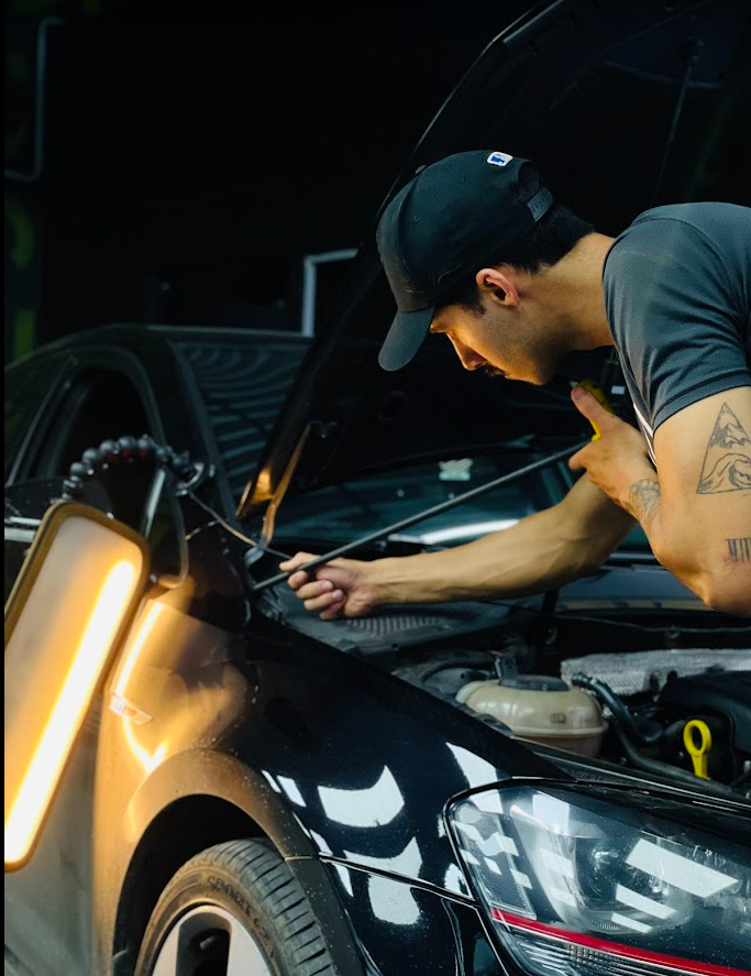 Técnico realizando reparo de martelinho de ouro sem pintura