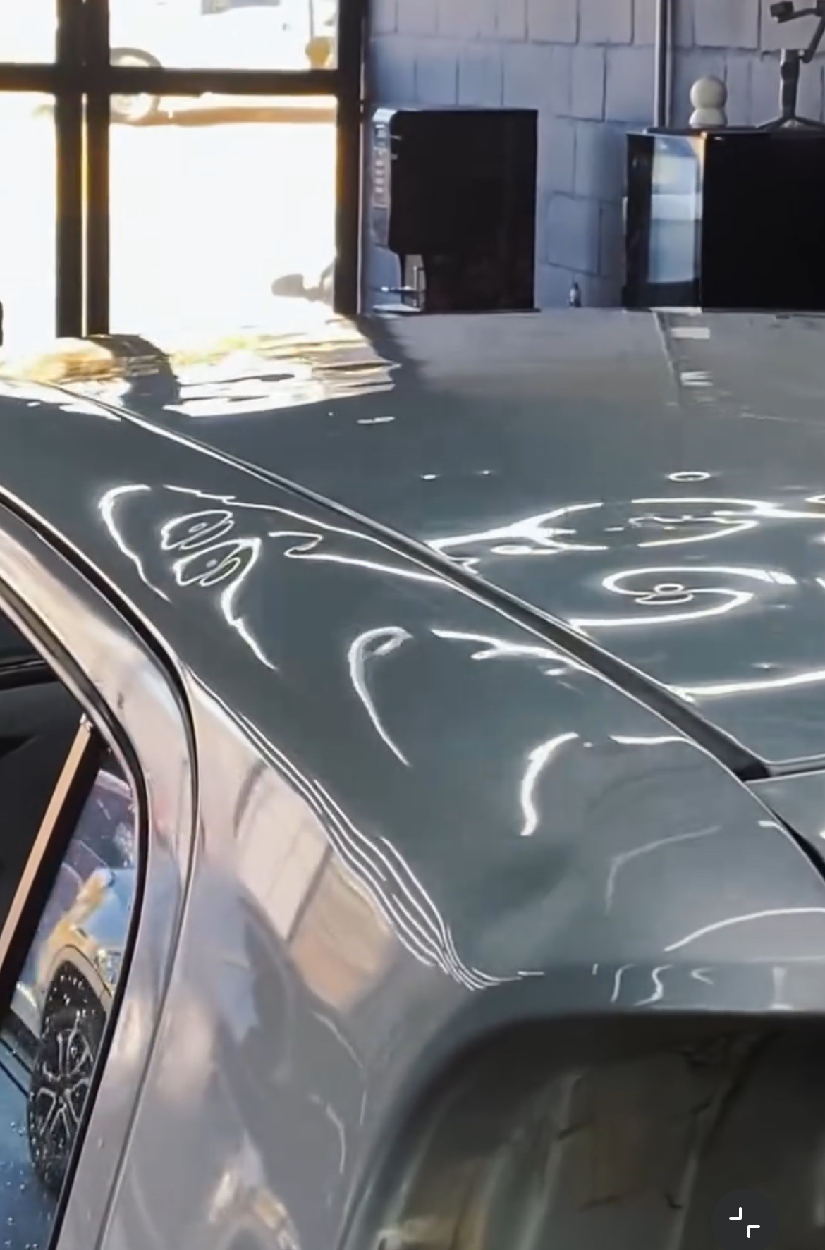 Teto de automóvel cinza com amassados de granizo antes do reparo