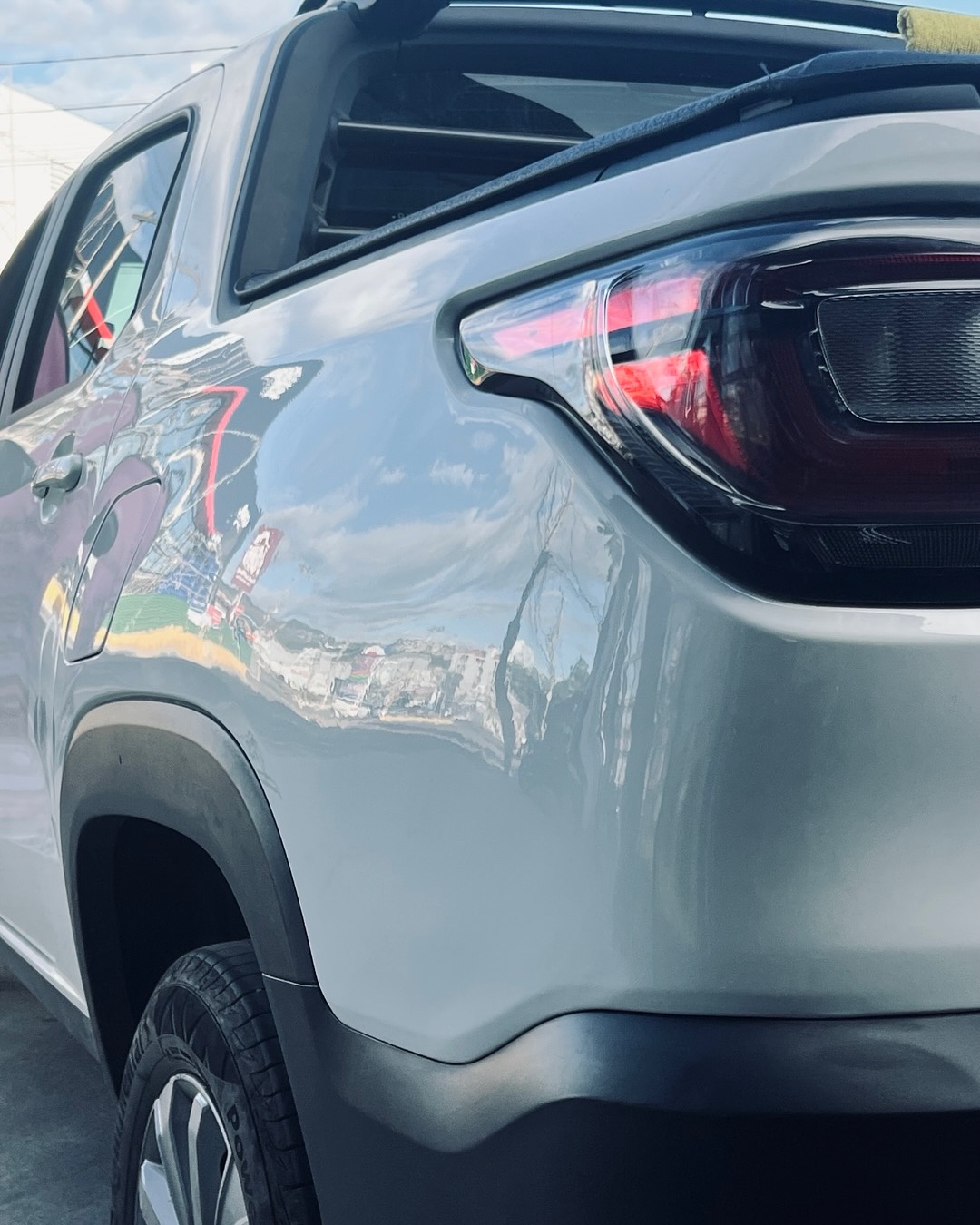 Lateral traseira de SUV branco restaurada após martelinho de ouro
